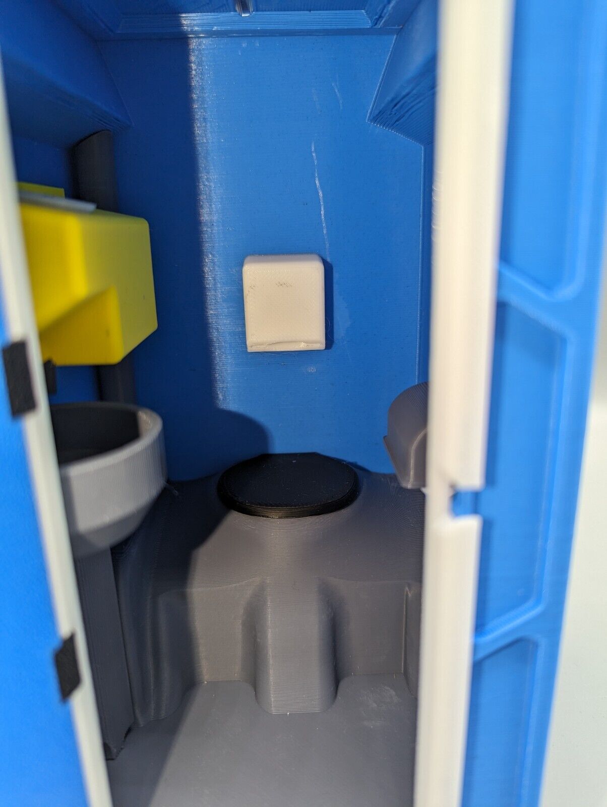 1-12th scale - Portable Toilet complete with interior. 3D printed